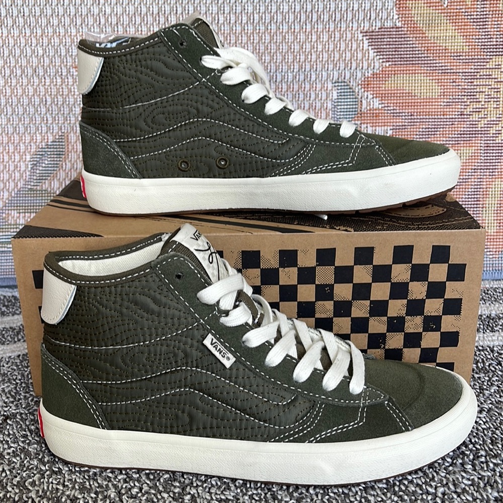 Vans WMNS The Lizzie
Quilted Grape Leaf
VN0A4BX150K
Sneakers